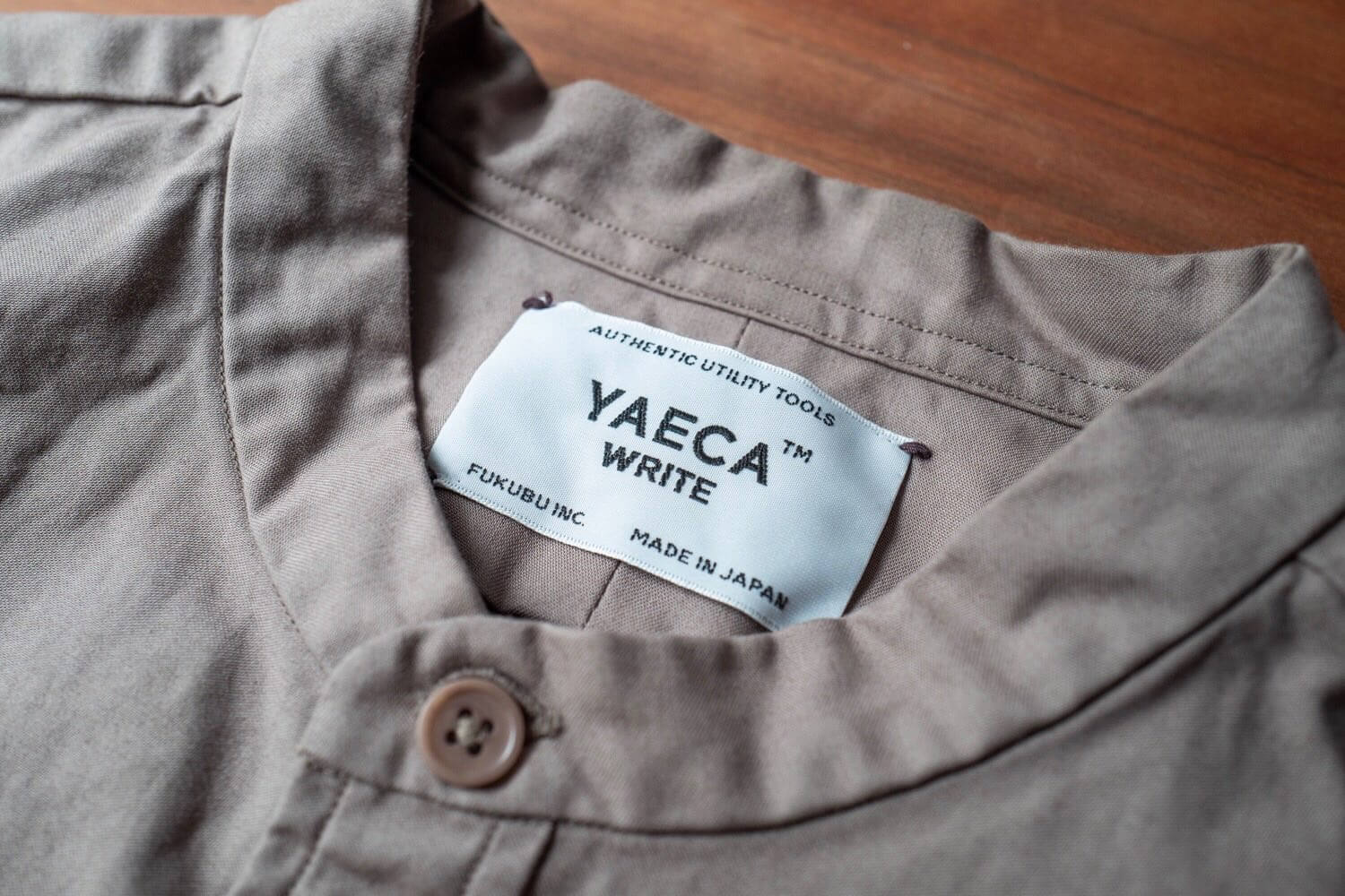 YAECA WRITE（ヤエカ ライト）のノーカラーロングシャツを購入 ...